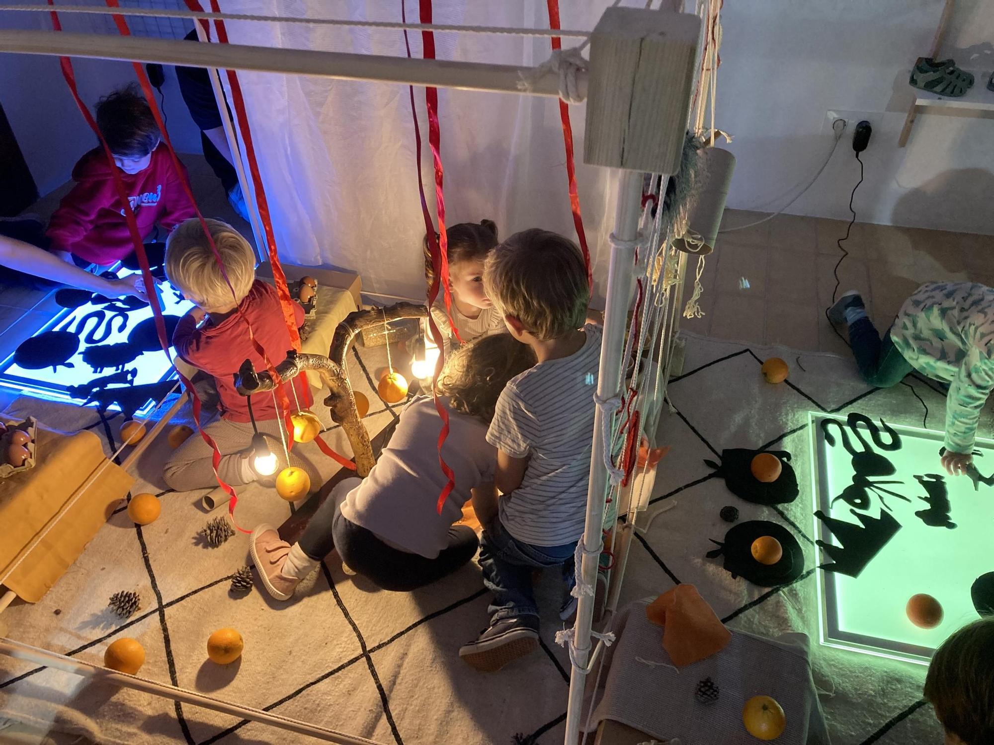 Niños jugando en la instalación de ‘L’amor de les tres taronges’.