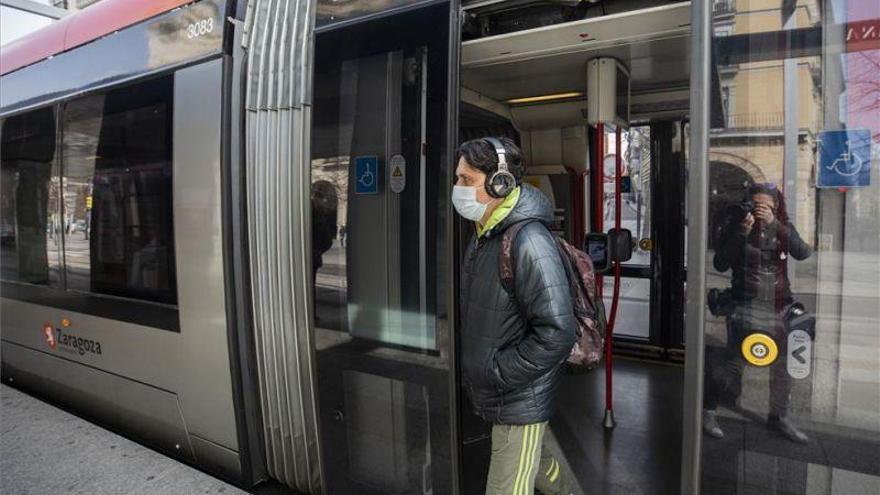 La policía repartirá 300.000 mascarillas en Aragón entre quienes vayan a trabajar en bus o tranvía