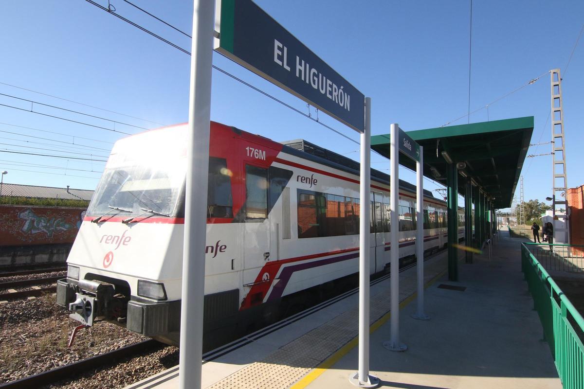 Un tren de Media Distancia en la estación de El Higuerón.
