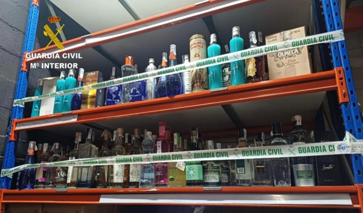 Las bebidas intervenidas por la Guardia Civil.