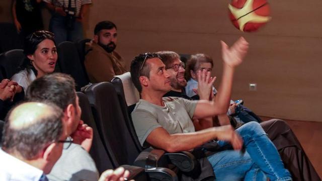 Yayo Daporta juega con uno de los balones de Romay.