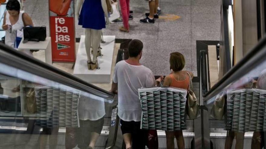 Una imagen del interior de una de las grandes superficies en Elche, que de momento no se plantea abrir los domingos.