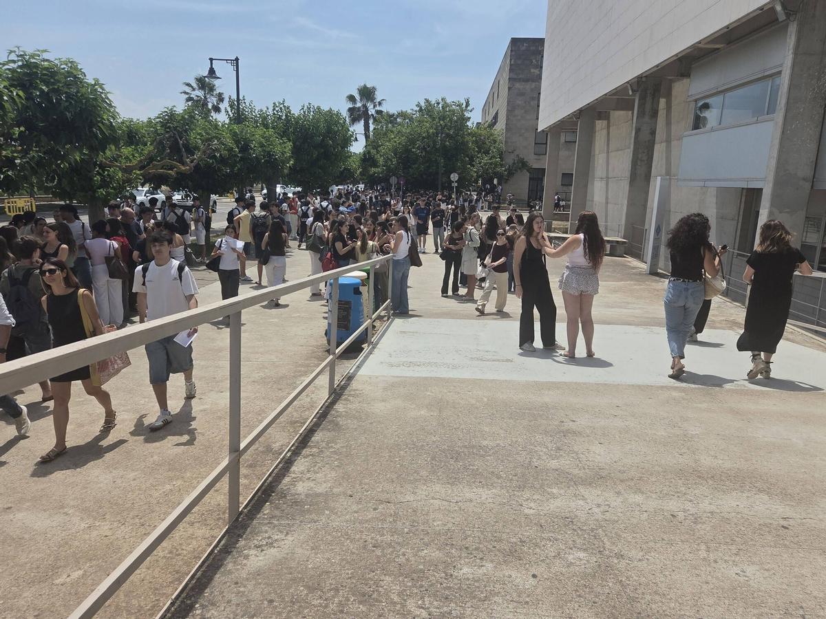 Arranca una Selectividad en la UIB marcada por los detectores de móviles y los nervios de casi 5.000 alumnos