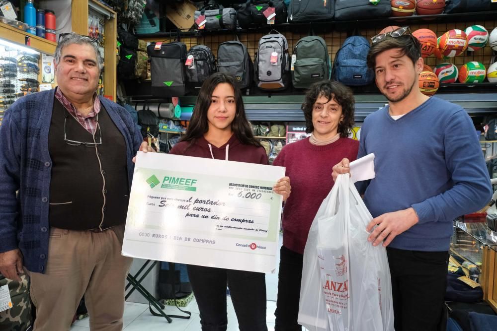 El ganador de la campaña de Navidad de la Pimeef gasta el premio en ropa, una cocina y viajes