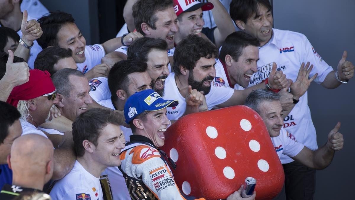 Marc Márquez celebra el título junto a todo su equipo.
