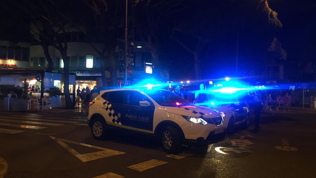 La policía, en el lugar donde tuvo lugar el falso tiroteo.