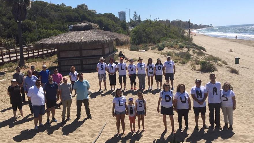 Miembros de IU, ayer, durante una manifestación a favor de proteger las dunas de El Pinillo.