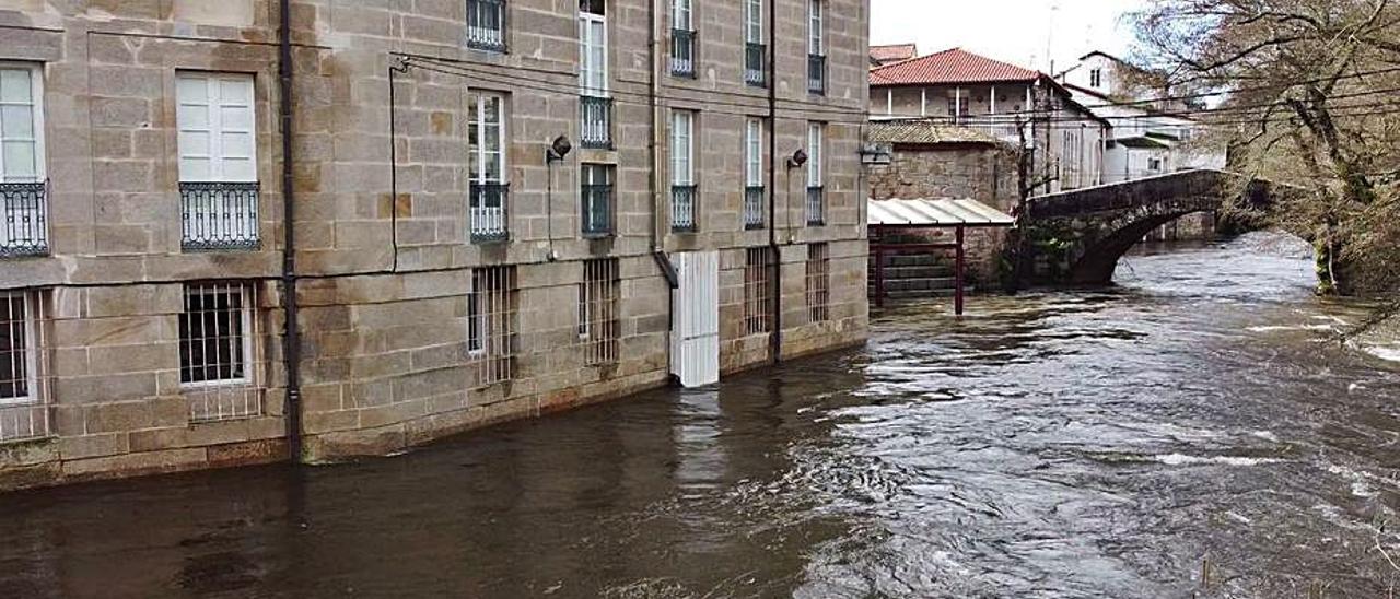 La crecida del Arnoia en Baños de Molgas causa inundaciones - Faro de Vigo
