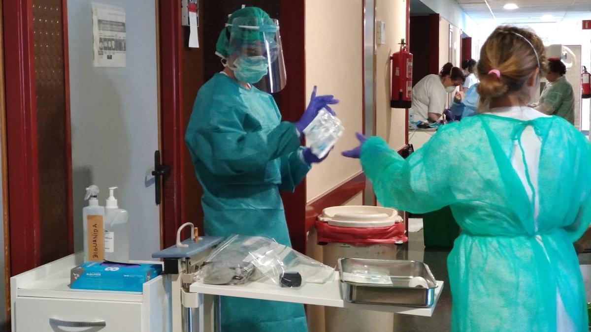 Sanitarios trabajan en una planta covid en un hospital de Huelva.