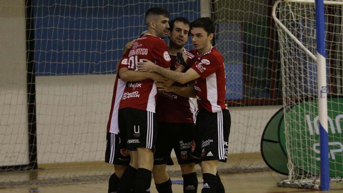 Los jugadores del Fútbol Emotion celebran un gol en un partido de esta temporada.