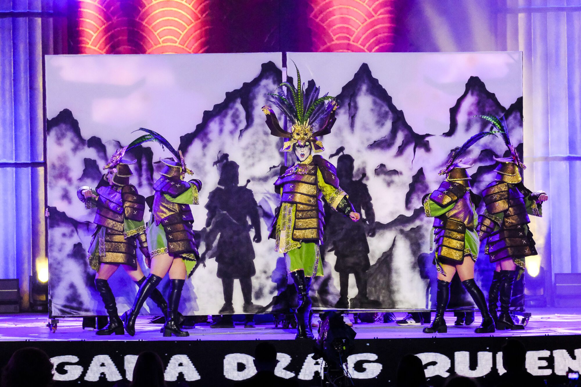 6. Drag La Tacones (Kevin Doramas Jiménez Moreno) Con el patrocinio de Carrozas José Halcón y un diseño de MASBE Creaciones presenta la fantasía Honor y Gloria.