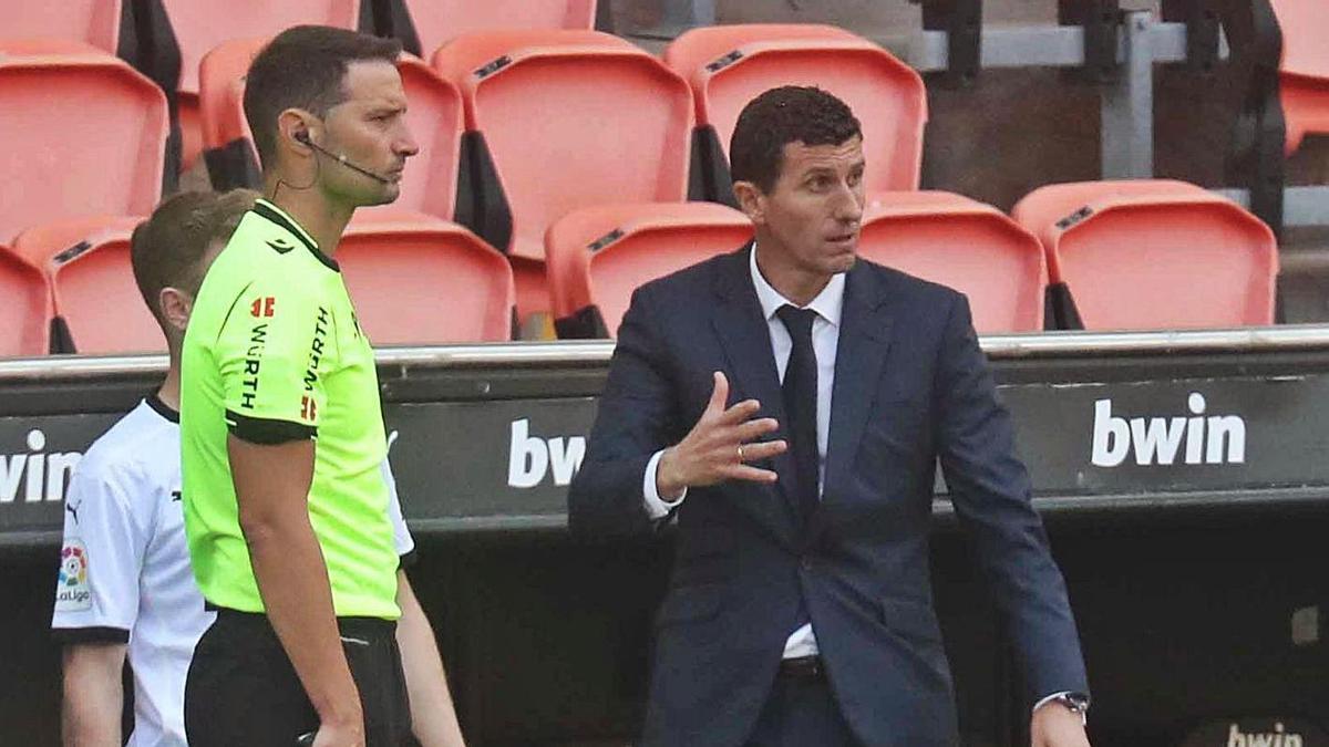 Javi Gracia da indicaciones a Toni Lato, antes de saltar al campo. | J.M.LÓPEZ