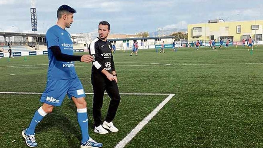 Gerard Oliva sigue con su recuperación y ayer empezó ya a tocar balón sobre el césped de Son Malferit.