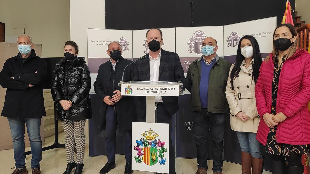 Emilio Bascuñana, en rueda de prensa con los concejales del PP tras conocer la moción de censura.