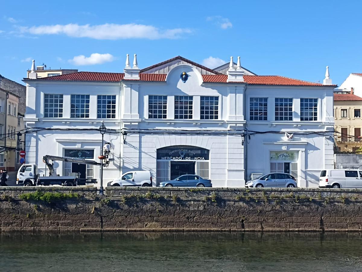 A praza ofrece un renovado aspecto exterior trala primeira fase das obras de rehabilitación