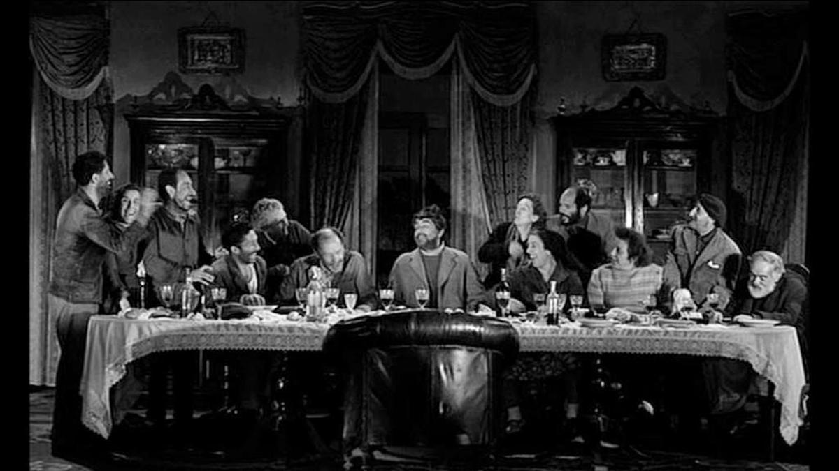 El cineasta Luis Buñuel pervierte 'La última cena' en una escena ya mítica de la película.