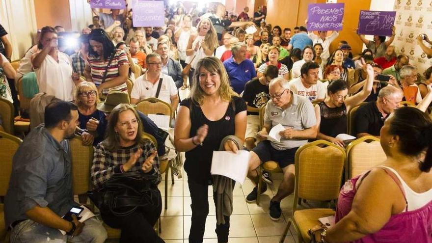 Carmen Santos, en el centro, rodeada de los asistentes a la asamblea de ayer.