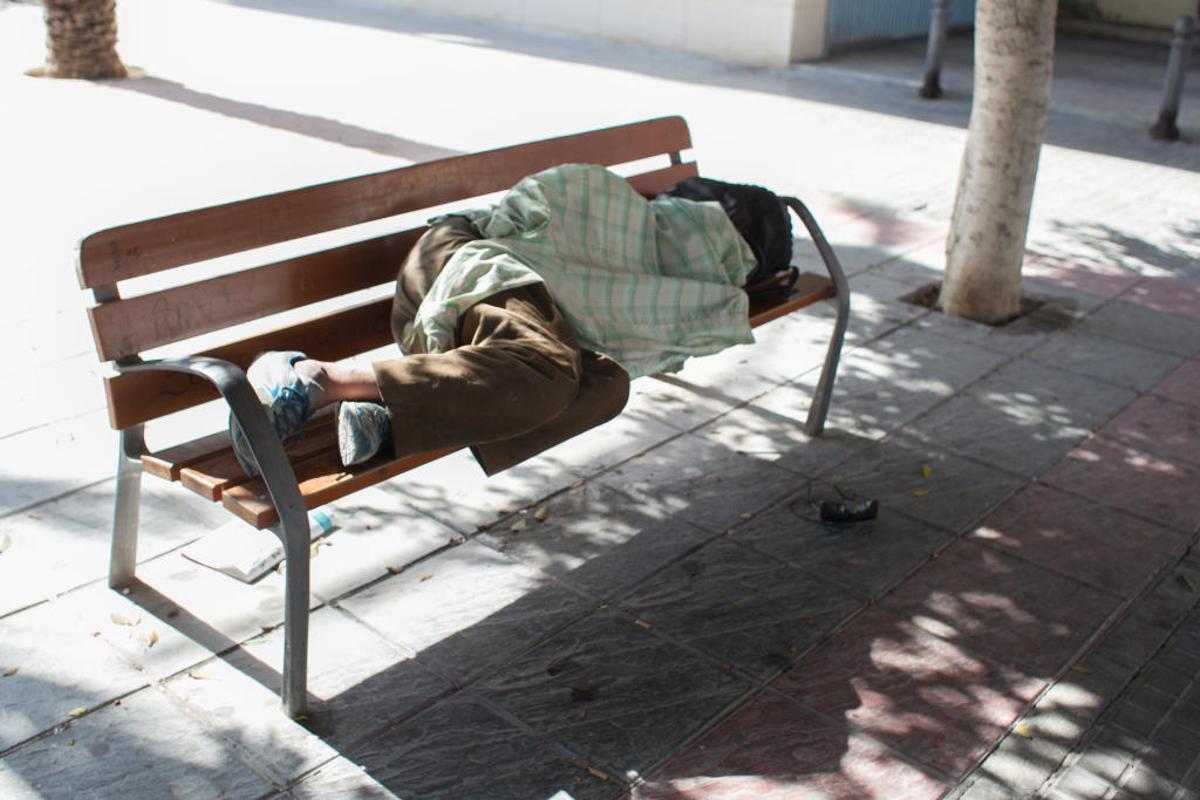 Un vagabundo en un banco