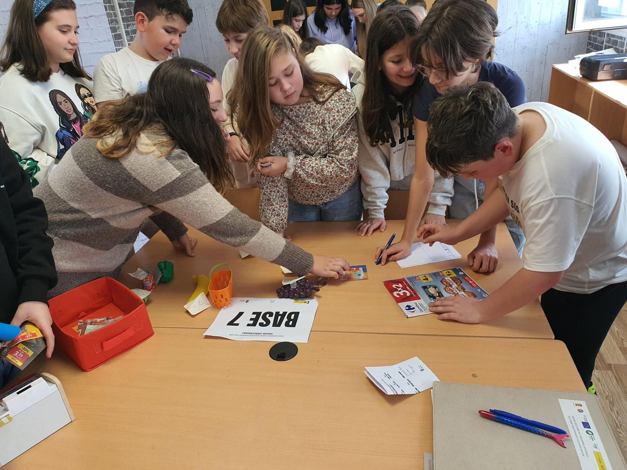 Niños y niñas de Valga realizando labores domésticas en igualdad.