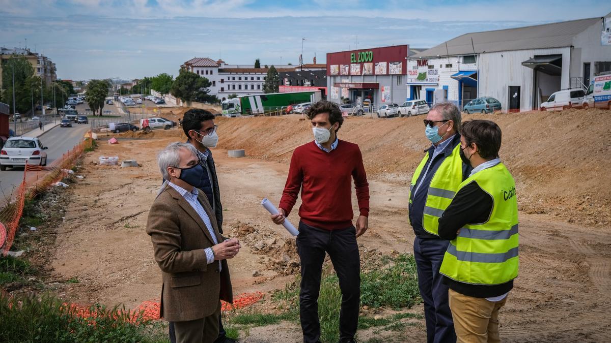 El alcalde y el concejal de Vías y Obras, ayer, en las obras de la avenida Pedro de Alvarado.