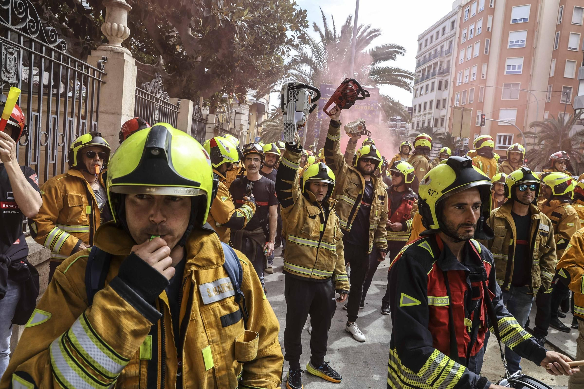 Protesta de los bomberos frente a la Diputación de Alicante