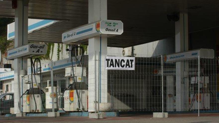 Una imatge de l&#039;antiga gasolinera, ja tancada però encara per enderrocar, l&#039;any 2006