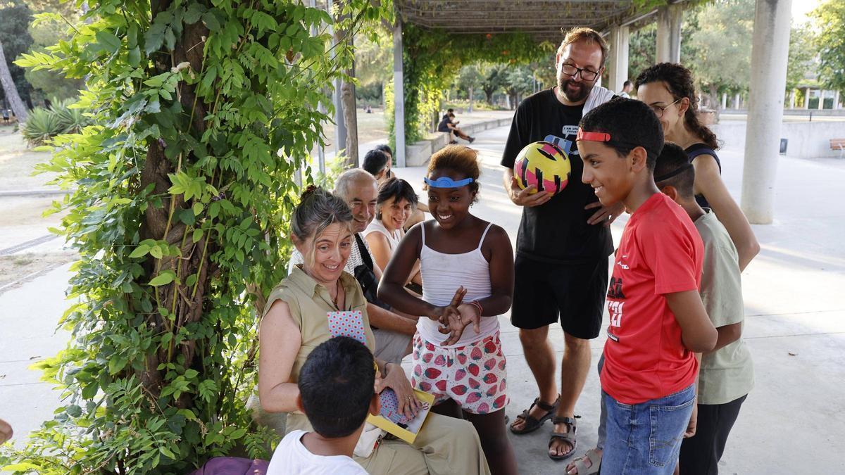 Imatge de les famílies i els infants jugant al parc del migdia