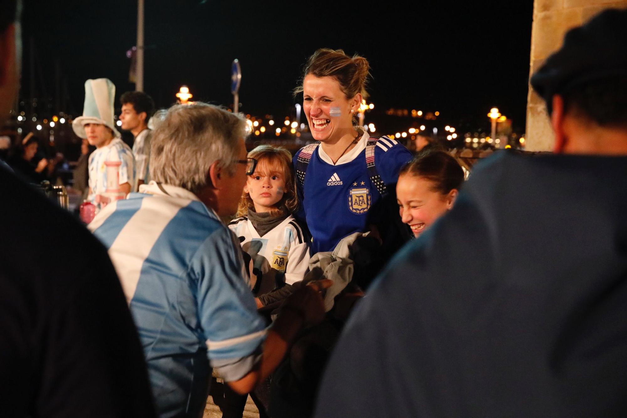 En imágenes: Los argentinos de Gijón celebran el Mundial junto a Pelayo -  La Nueva España