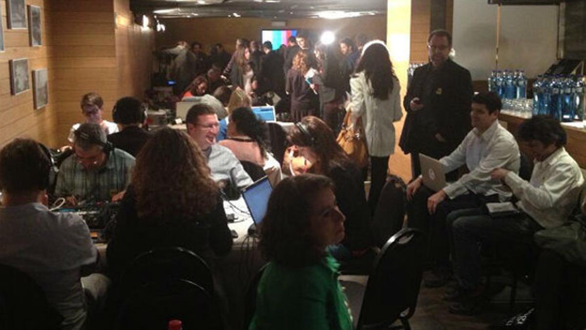 Aspecto de la sala desde donde los periodistas siguen la intervención de Rajoy.