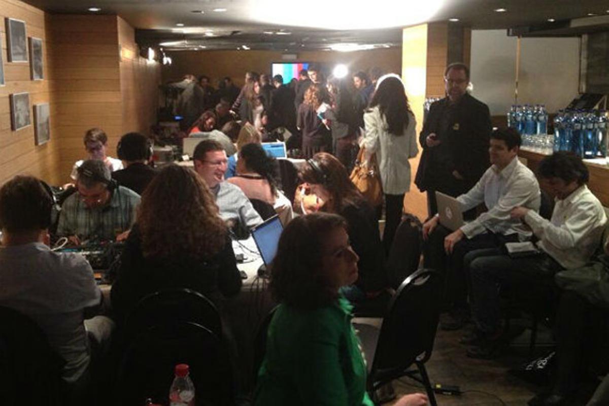 Aspecte de la sala amb els periodistes que segueixen la intervenció de Rajoy. Aspecte de la sala amb els periodistes que segueixen la intervenció de Rajoy.