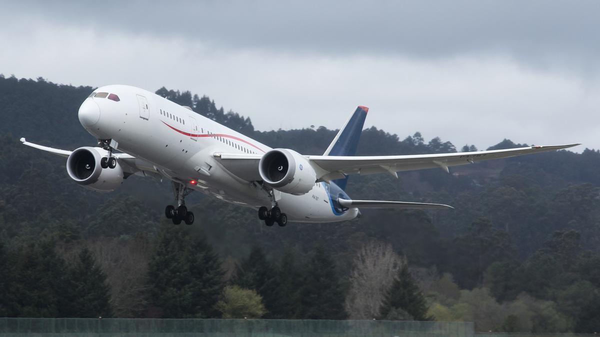 Vista del Boeing 787 despegando del aeropuerto de Vigo.