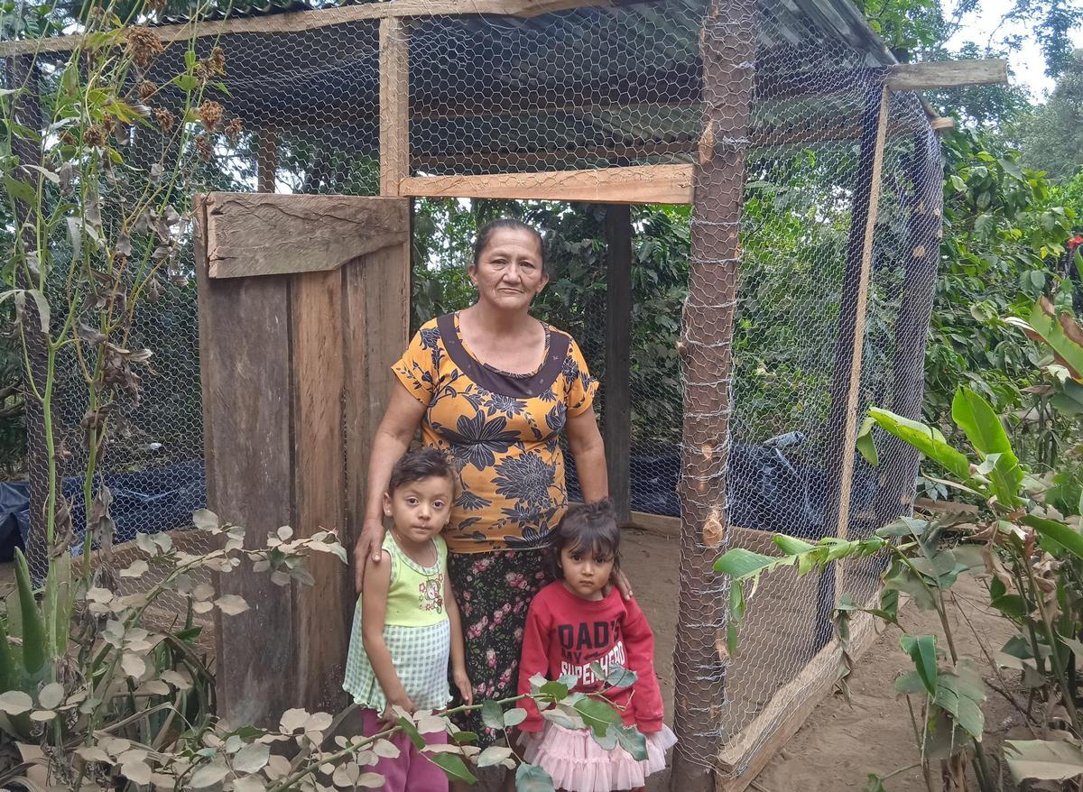 Imagen de una de las familias pertenecientes a la comunidad salvadoreña en la construccion del proyecto de los gallineros