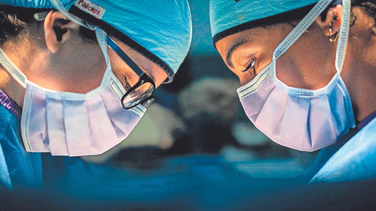 Médicos del  Hospital Universitario Nuestra Señora de La Candelaria realizan una cirugía extracorpórea.