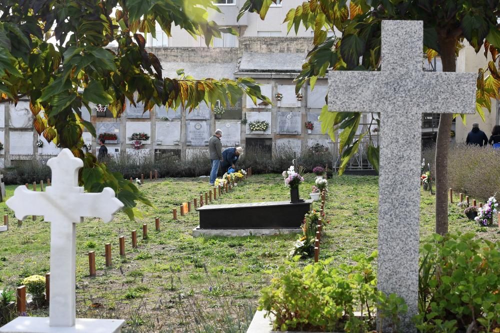 Familiares acuden con flores a visitar las tumbas de San Amaro.