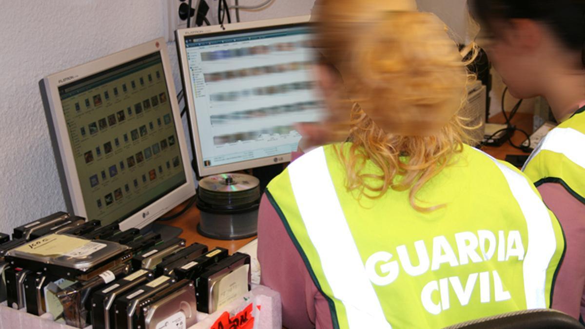 Agentes de la Guardia Civil en Galicia investigan ciberdelitos.