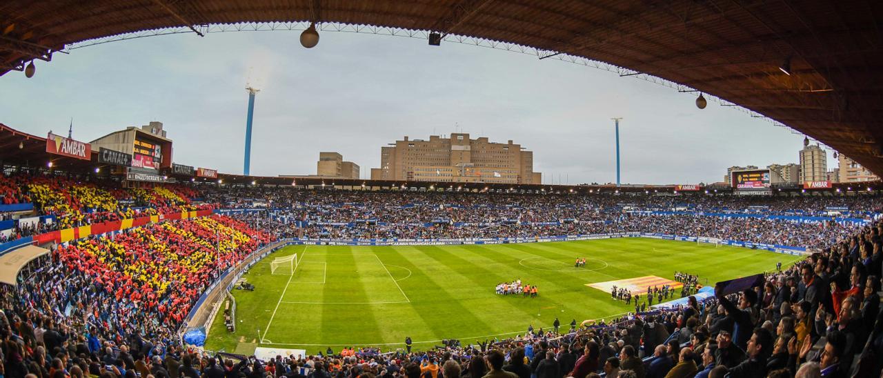 Imagen panorámica de La Romareda en un partido entre el Zaragoza y el Huesca.