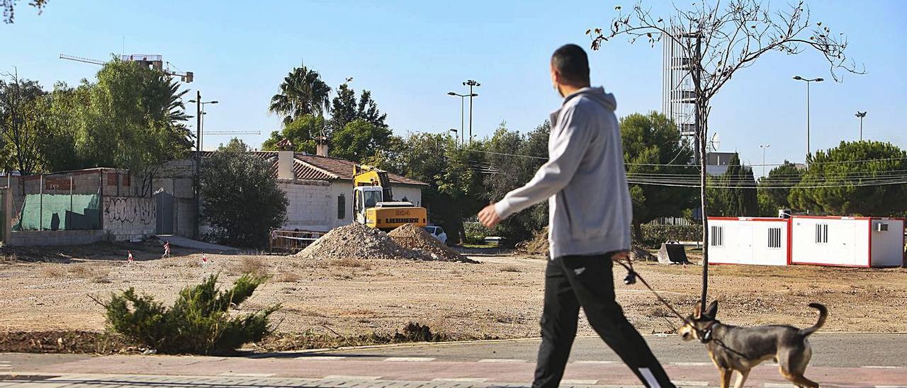 Inicio de  los movimientos de tierra para la construcción del pabellón deportivo en la zona sur de San Vicente, junto a la Facultad de Educación.