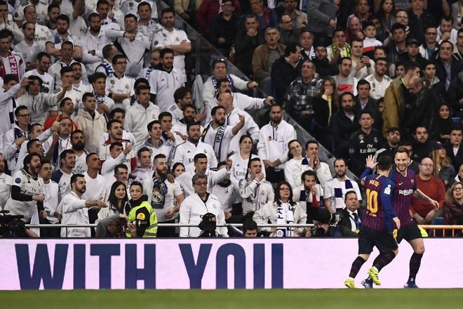 Ivan Rakitic marca el 0-1 durante el Clásico Real Madrid - FC Barcelona de La Liga disputado en el Santiago Bernabéu
