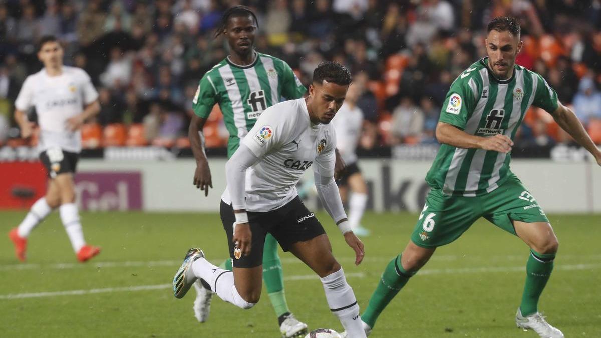 Kluivert durante el partido de liga Valencia CF - Real Betis Balompie