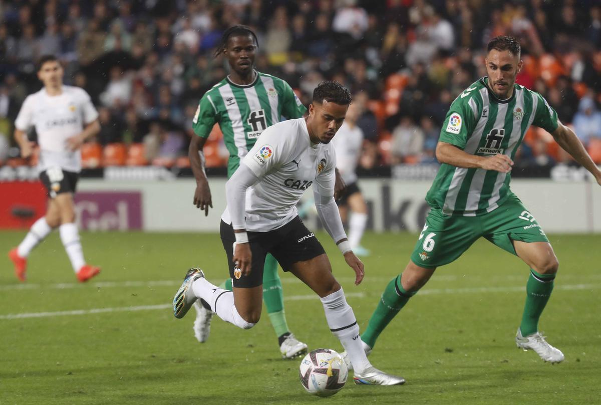 Kluivert durante el partido de liga Valencia CF - Real Betis Balompie