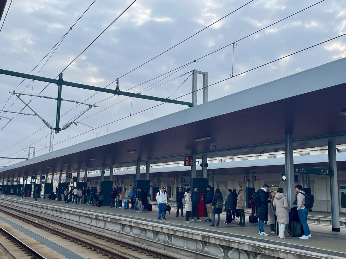 Los viajeros de primera hora volvieron a sufrir una demora de 50 minutos del tren a Madrid.