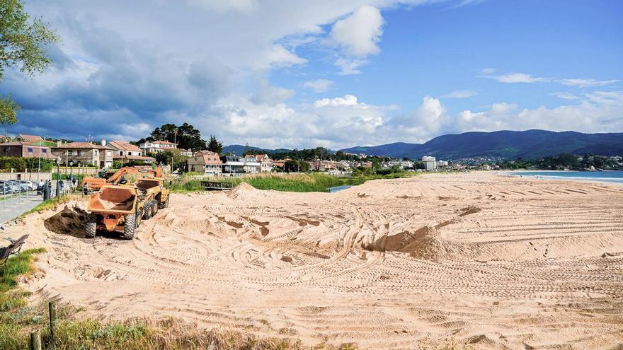 Costas mueve toneladas de arena en Praia América y desvía la desembocadura del río Muíños: «Parece outra praia»