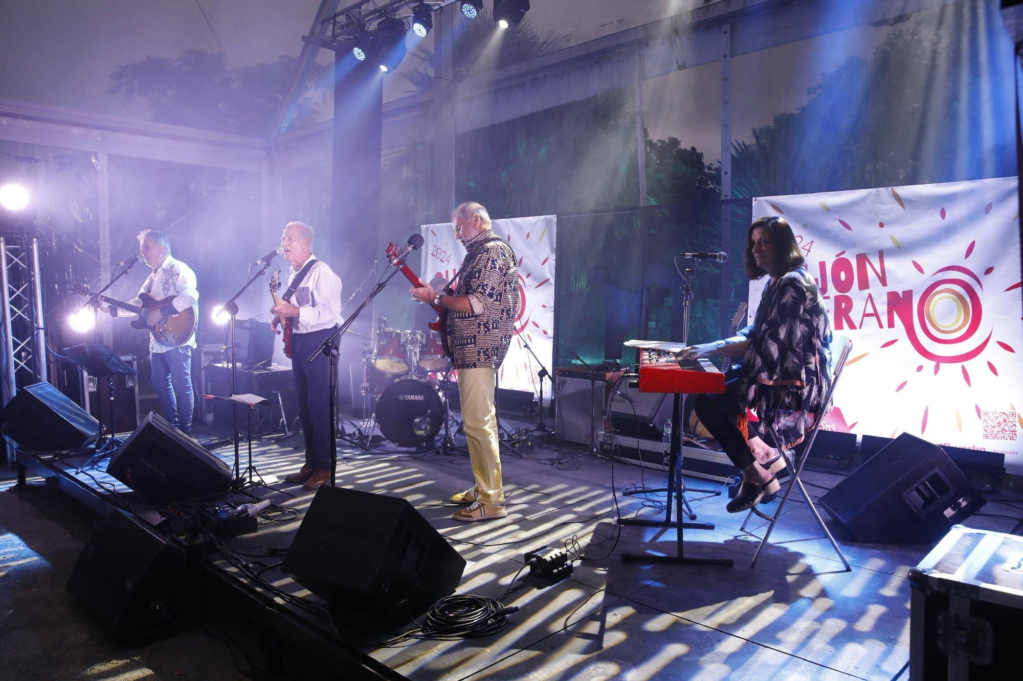 El grupo gijonés "Plana Mayor" abre los conciertos del Jardín Botánico (en imágenes)