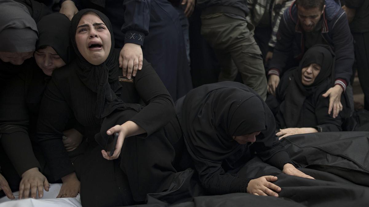 Los palestinos lloran a sus muertos mientras Israel sigue atacando Gaza