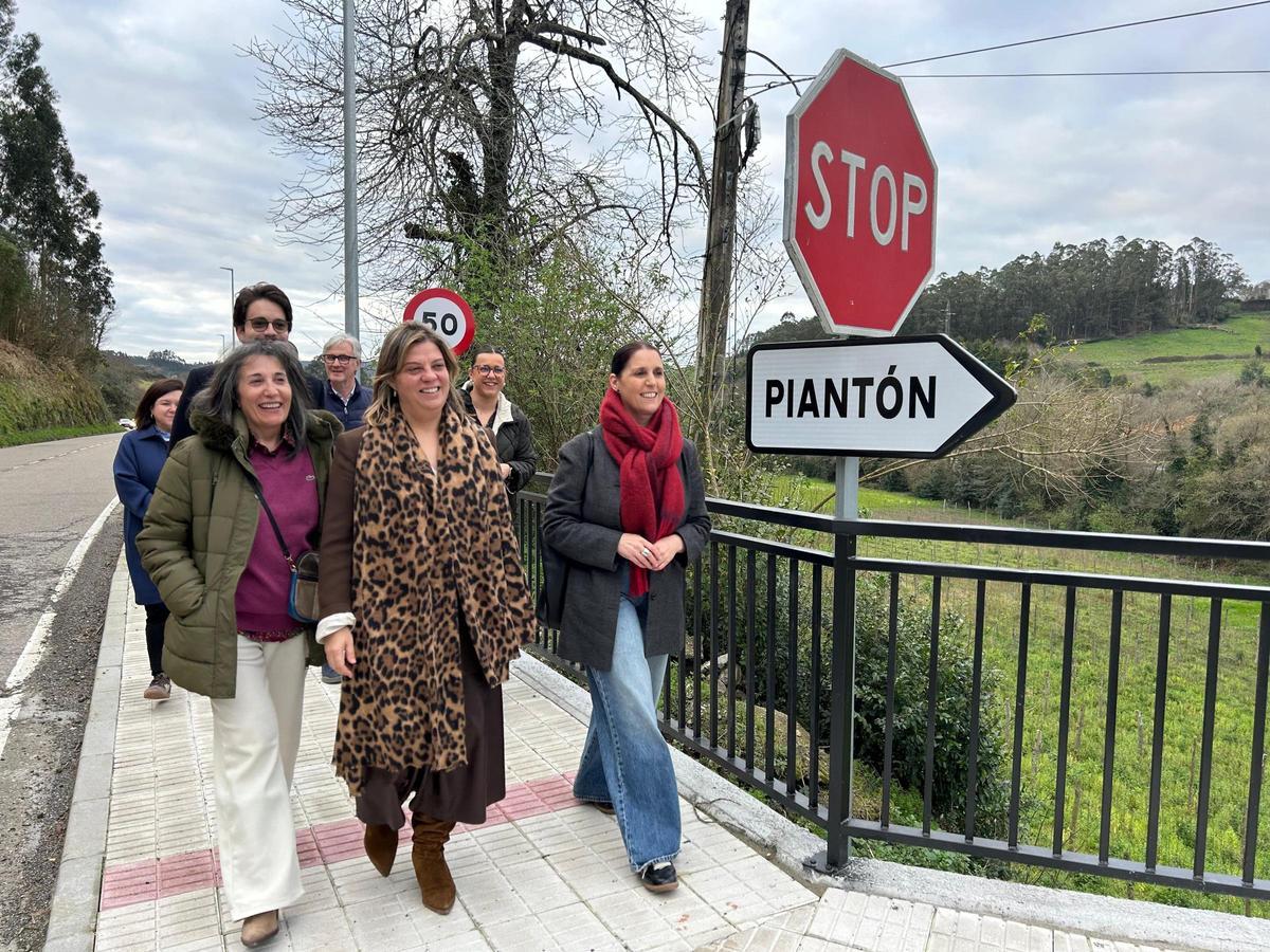En el centro, Gimena Llamedo pasea por la senda peatonal Las Clavelinas de Vegadeo.