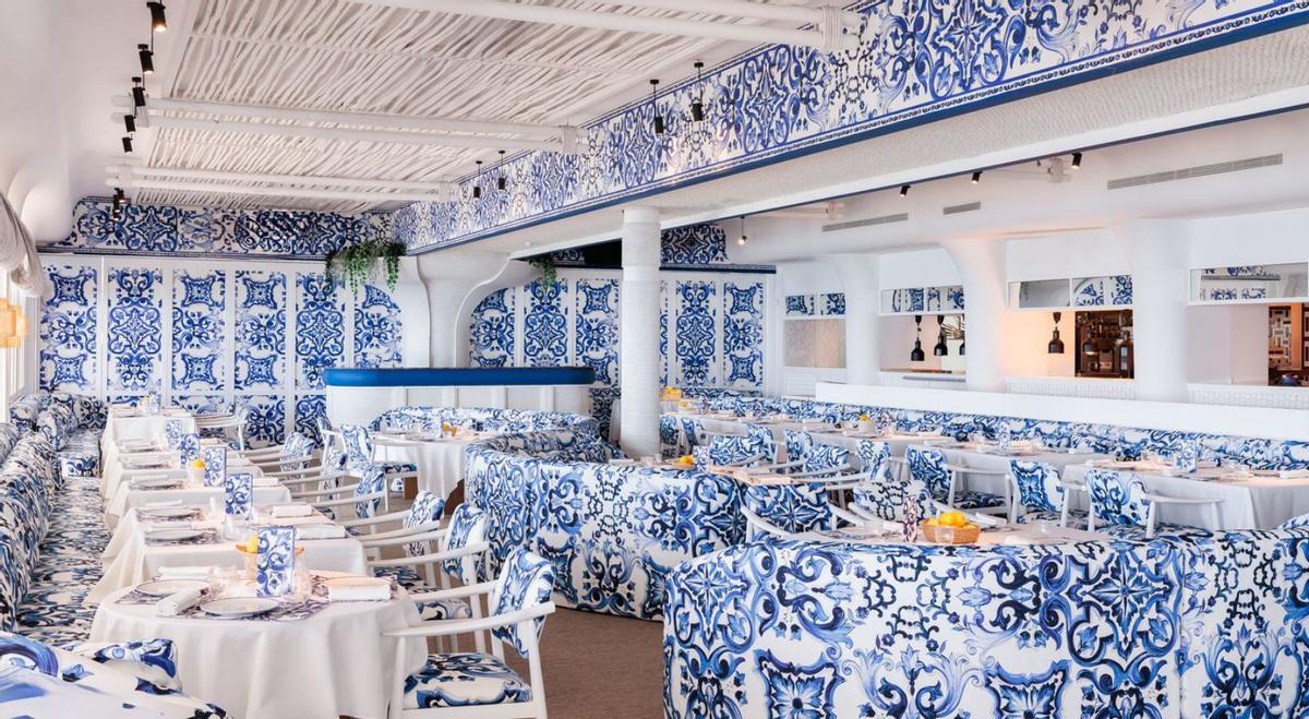 Interior del restaurante de La Cabane, decorado con el clásico Blu Mediterráneo de Dolce&amp;Gabbana.