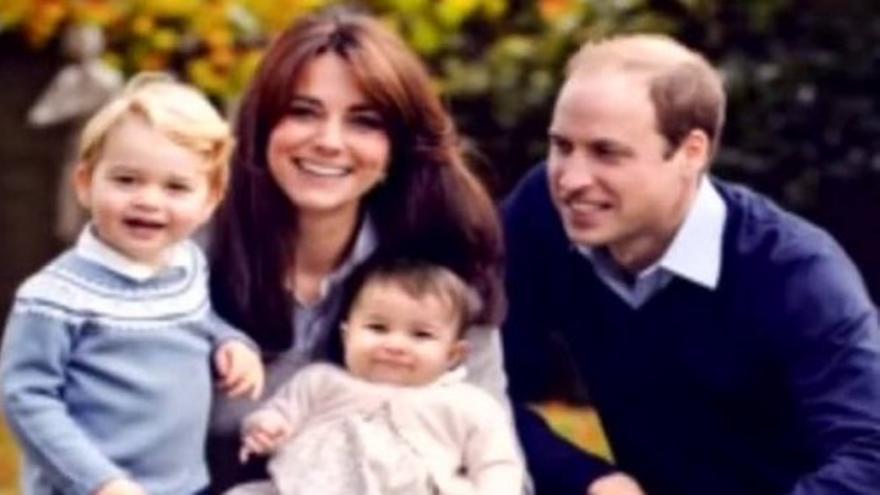 Los duques de Cambridge felicitan la Navidad junto a sus dos hijos