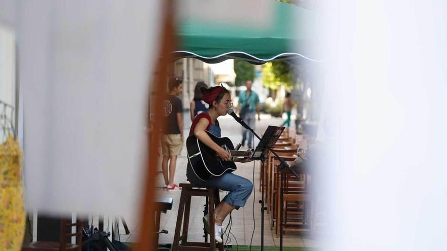 Cristina Vidal, ayer, cantando en uno de los actos programados en la calle Palacio Valdés.