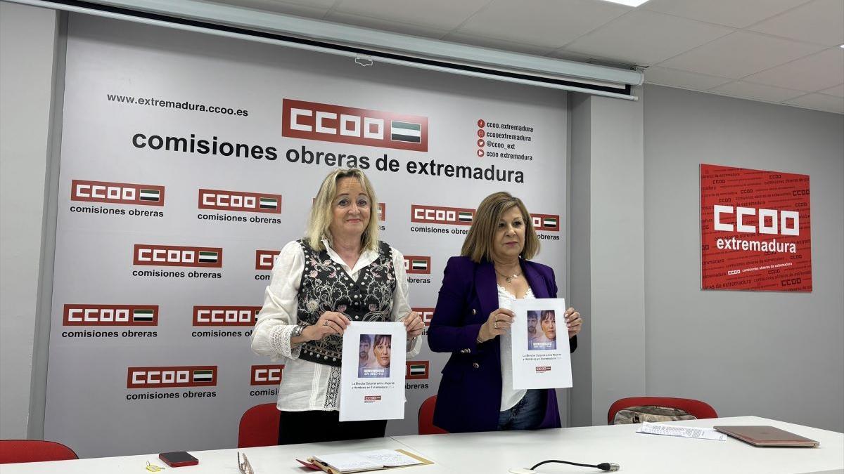 La secretaria general de CCOO en Extremadura, Encarna Chacón, junto a la secretaria de Mujeres e Igualdad, Lola Manzano, en la presentación del informe sobre la brecha salarial.