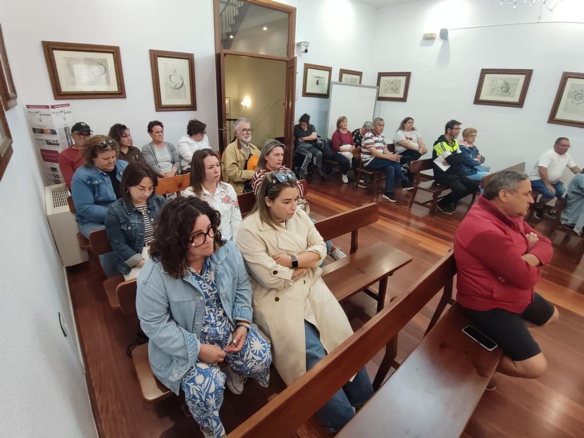 Un grupo de vecinos de la isla de Ons durante el pleno de ayer en Bueu, en el que se reprobó la gestión de la conselleira de Medio Ambiente.